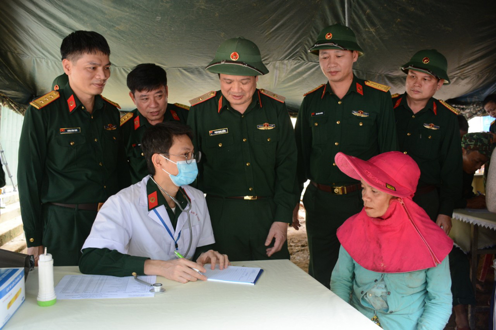 Đoàn công tác Bộ Quốc phòng tặng quà, khám bệnh, cấp thuốc tại Quảng Nam